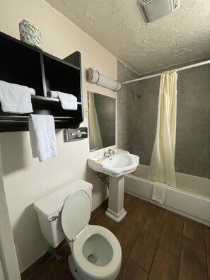 Habitación, 1 cama Queen size, para no fumadores | Baño | Tina con regadera, secadora de cabello, toallas 