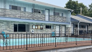 A two-story building with a swimming pool, a wooden deck, and a 'NO PARKING' sign on the pavement. - Colton Motel Gettysburg (Gettysburg)