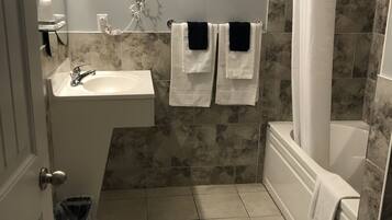 Suite familiar, 2 camas Queen size | Baño | Tina con regadera, secadora de cabello, toallas