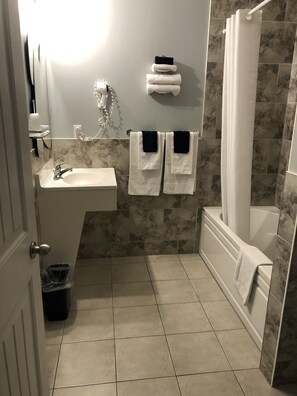 Family Suite, 2 Queen Beds | Bathroom