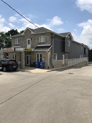 Exterior - Travellers Motel - New Wing (Owen Sound)