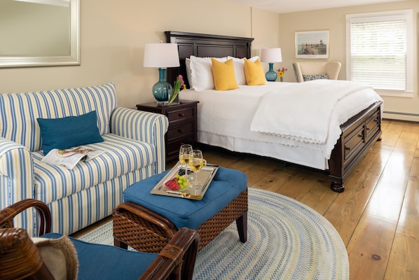 Luxury Suite, 1 King Bed, Jetted Tub, Garden Area