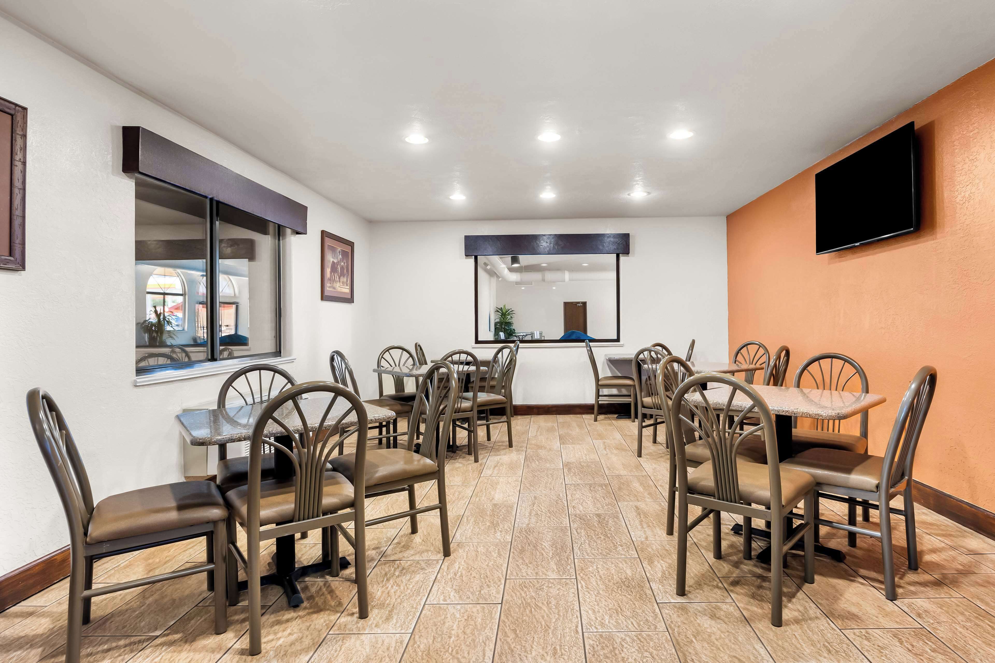 free daily full breakfast