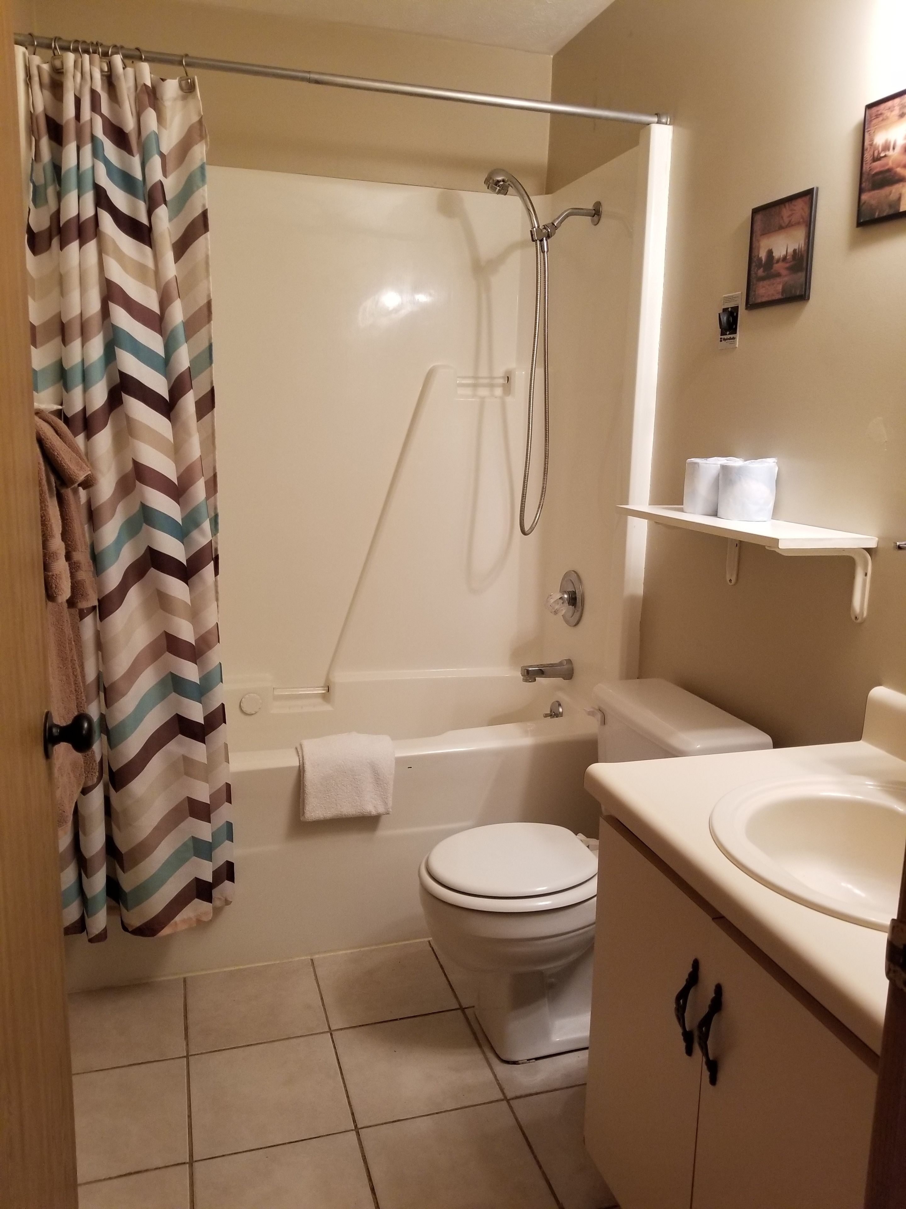 Cottage, 2 kamar tidur, jet tub | Kamar mandi | Kombinasi shower/bathtub, pengering rambut,  dan handuk