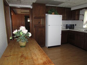 Micro-ondes, cafetière/bouilloire, grille-pain