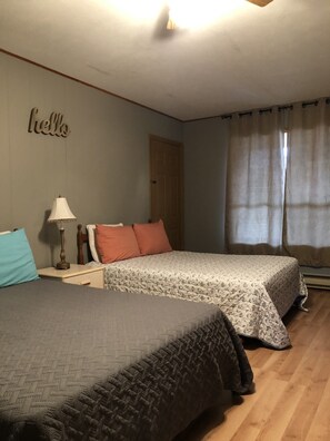 Standard Room, 1 Queen Bed with Sofa bed, Kitchenette | Desk, iron/ironing board, free WiFi, bed sheets - The Cottage Resort (Branson)