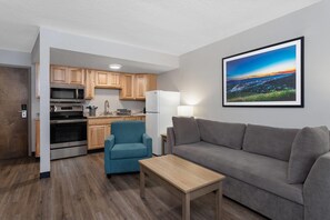 华丽套房, 2 张大床, 无烟房 | 办公桌、笔记本电脑工作区、遮光窗帘、隔音