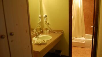 Habitación, 1 cama Queen size, para no fumadores | Baño | Tina con regadera, amenidades de baño gratuitas, secadora de cabello