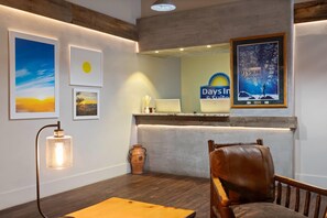 Lobby - Days Inn and Suites by Wyndham Downtown Missoula-University (Missoula)