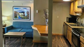 Deluxe studio suite, 1 queensize bed, niet-roken | Privékeuken | Een magnetron, een koffiezetapparaat/waterkoker