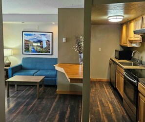 Deluxe Studio Suite, 1 Queen Bed, Non Smoking | Private kitchen | Microwave, coffee/tea maker - Days Inn and Suites by Wyndham Downtown Missoula-University (Missoula)