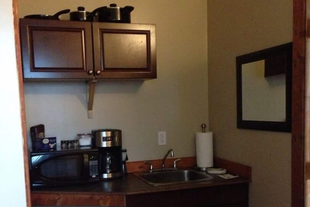 Frigorífico grande, microondas y cafetera o tetera