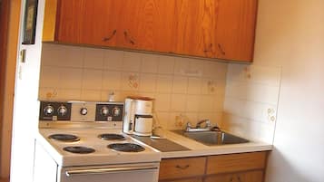 Full-size fridge, microwave, coffee/tea maker