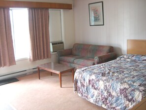 Desk, iron/ironing board, free WiFi - Alberni Inn (Port Alberni)