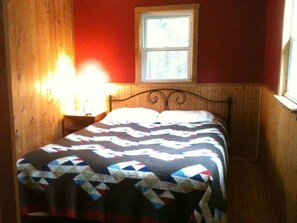 Hemlock Cottage, 1 Queen Bed, Futon - The Woods Lodge (Northfield)
