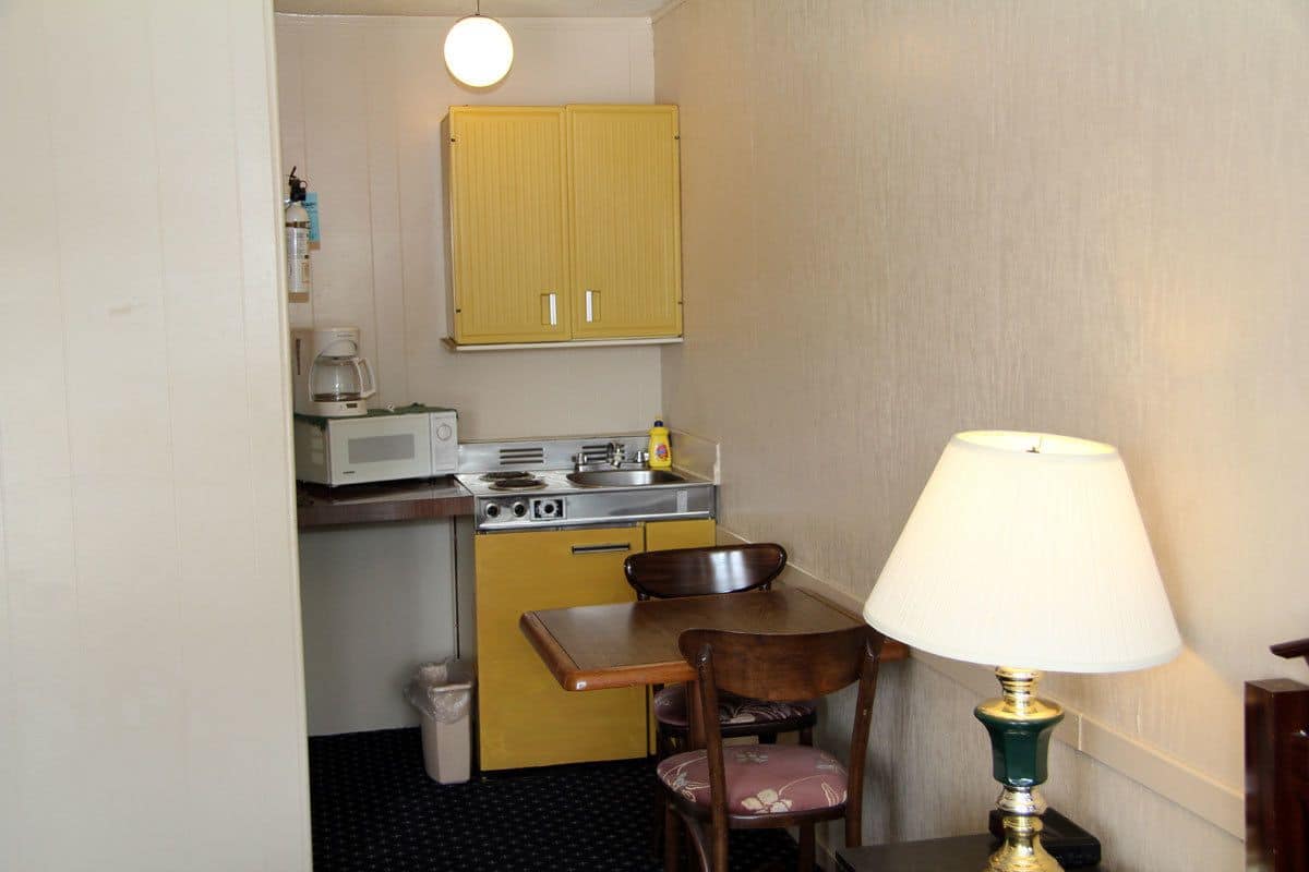 Buzdolabı, mikrodalga fırın, kahve/çay makinesi