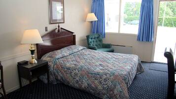 Bàn, bàn ủi/dụng cụ ủi quần áo, giường gấp/giường phụ (phụ phí)