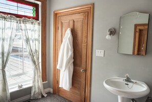 North Room | Bathroom | Free toiletries, hair dryer, bathrobes