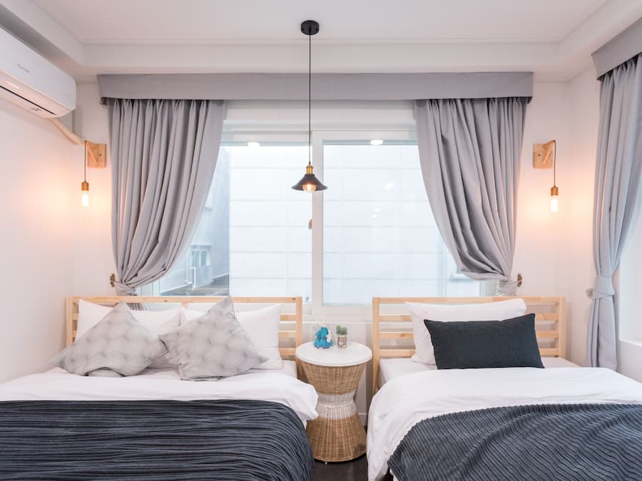 Quarto triplo luxo, em edifício anexo | Roupas de cama premium, edredons de pluma, camas Select Comfort