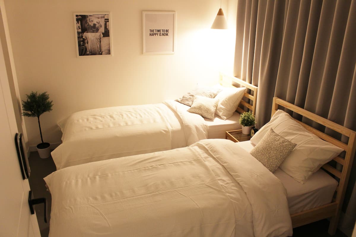 Deluxe Twin Room | Premium bedding, down comforters, Select Comfort beds, desk