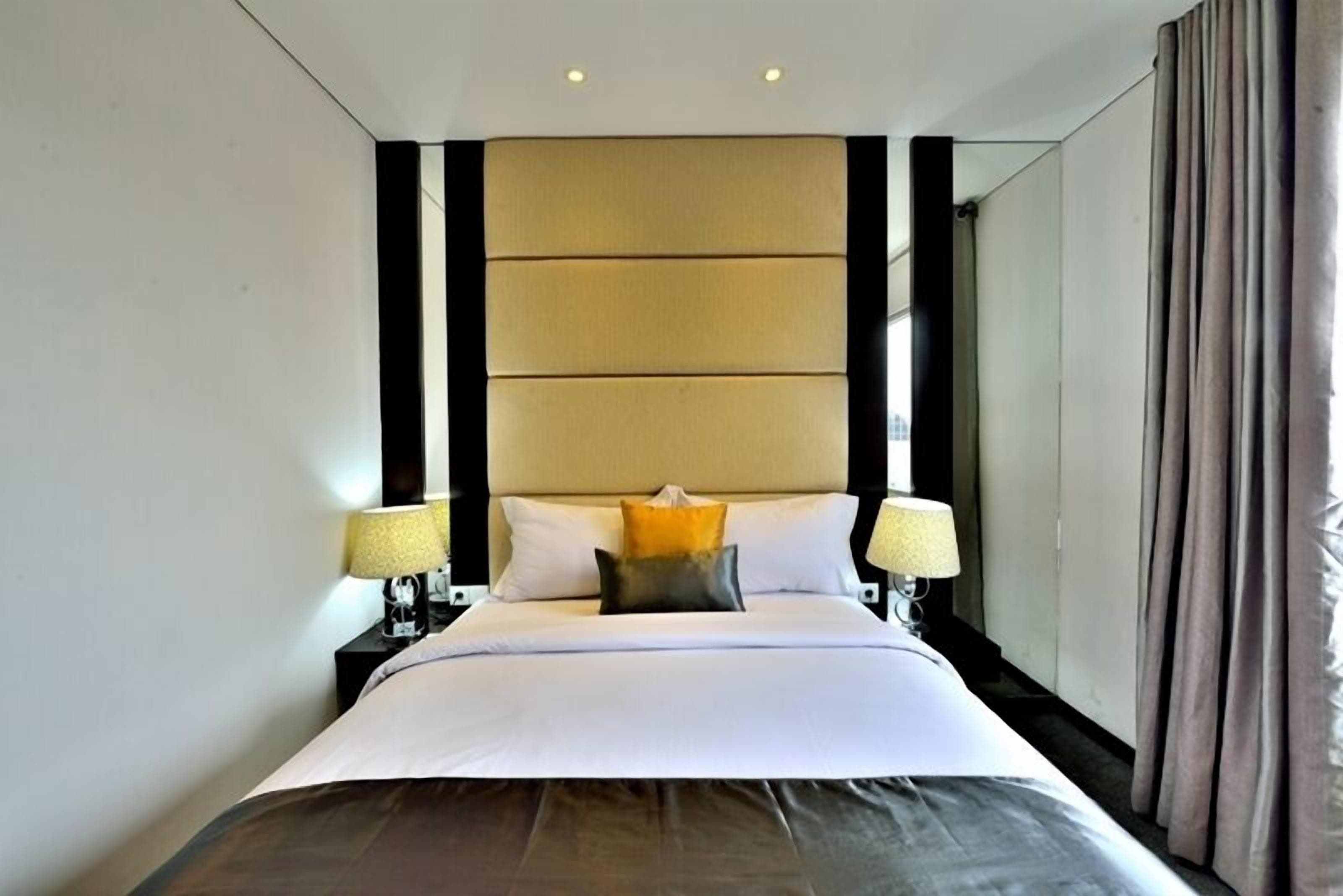 Deluxe King Room Only | In-room safe, desk, blackout drapes, soundproofing