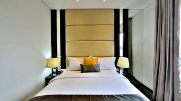 Deluxe King Room Only | In-room safe, desk, blackout drapes, soundproofing