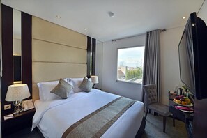 Värdeförvaringsskåp på rummet, skrivbord och mörkläggningsgardiner