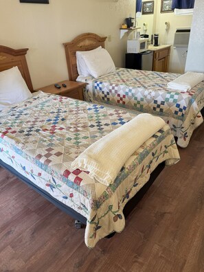 Standard Room, 2 Twin Beds | Blackout drapes, iron/ironing board, free WiFi, bed sheets - Barewood Inn and Suites (Wofford Heights)