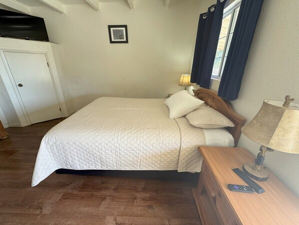 Standard Room, 1 Queen Bed, Accessible | Blackout drapes, iron/ironing board, free WiFi, bed sheets - Barewood Inn and Suites (Wofford Heights)