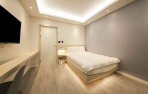 Laptop workspace, blackout curtains, iron/ironing board, bed sheets - Backpackers in Yeosu - Hostel (Yeosu)
