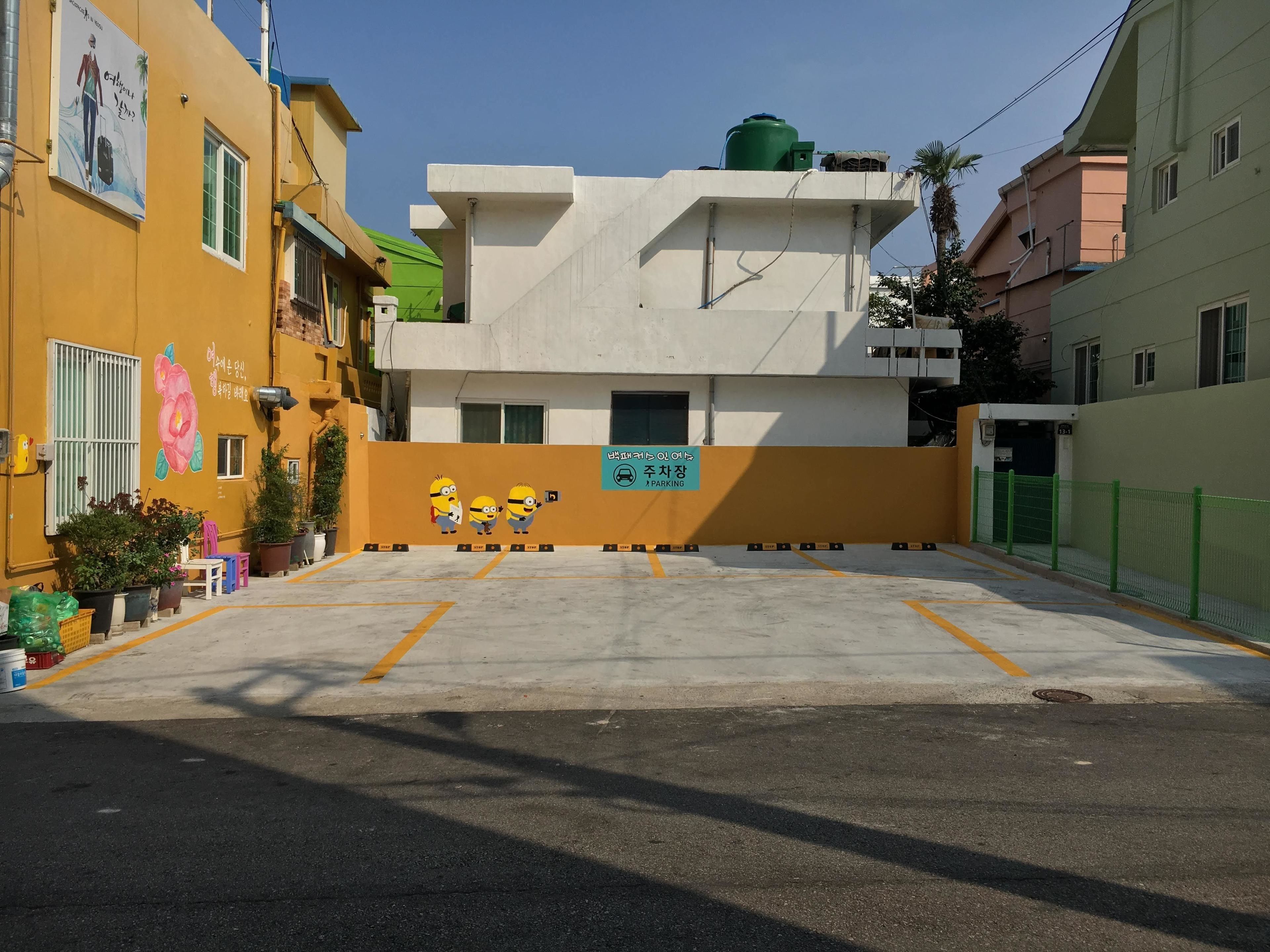 Un área de estacionamiento con un letrero que indica un espacio disponible.