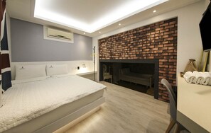 Design Quadruple Room, Non Smoking, Bathtub | Laptop workspace, blackout drapes, iron/ironing board, bed sheets - Backpackers in Yeosu - Hostel (Yeosu)