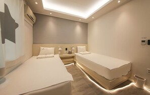 Standard Twin Room | Laptop workspace, blackout drapes, iron/ironing board, bed sheets - Backpackers in Yeosu - Hostel (Yeosu)