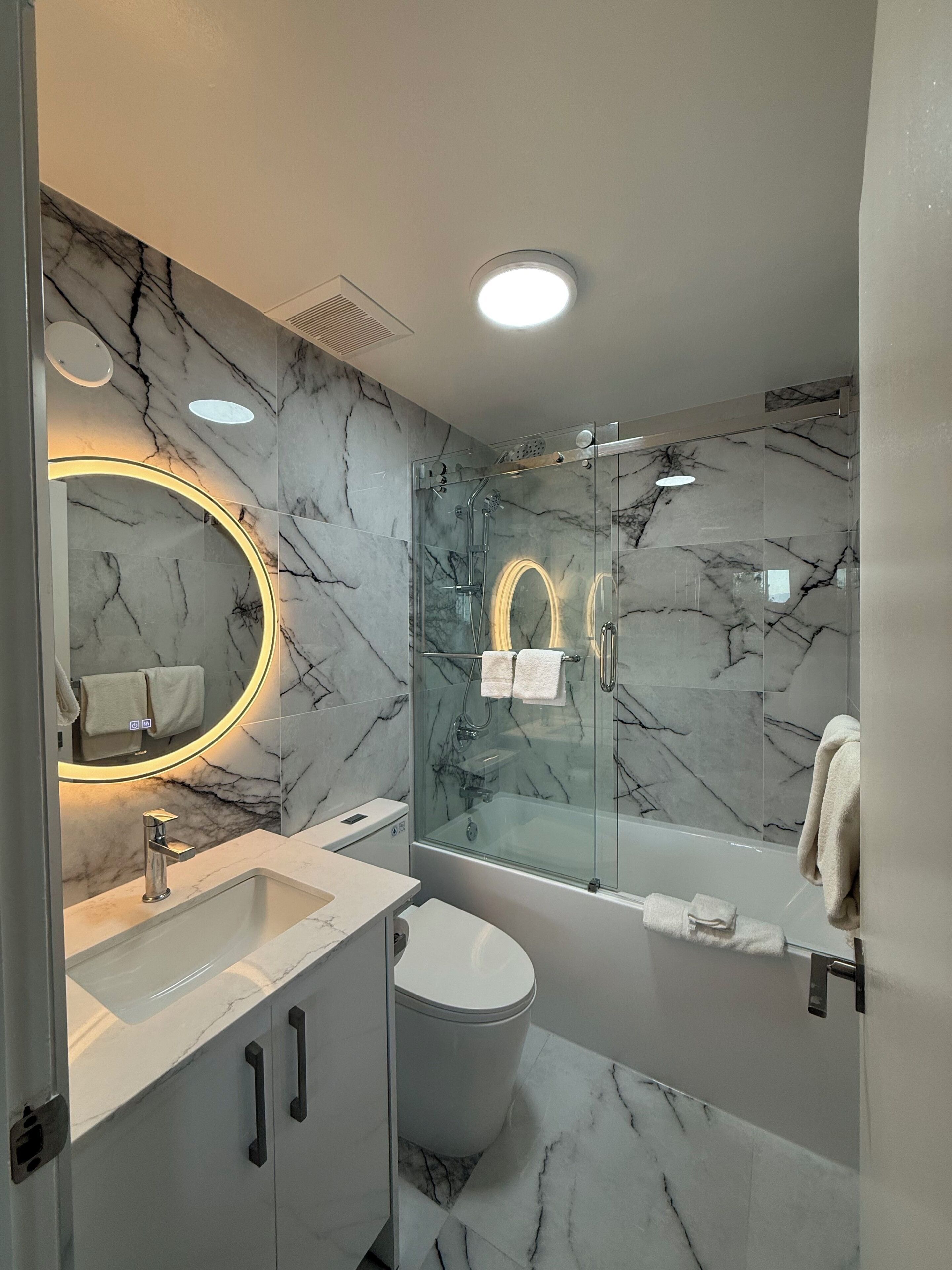 Combined shower/tub, free toiletries, hair dryer