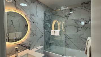 Combined shower/tub, free toiletries, hair dryer