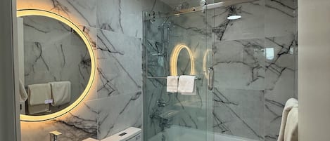 Combined shower/tub, free toiletries, hair dryer