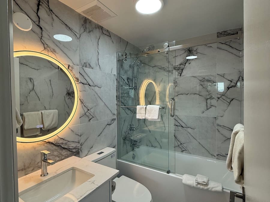 Combined shower/tub, free toiletries, hair dryer