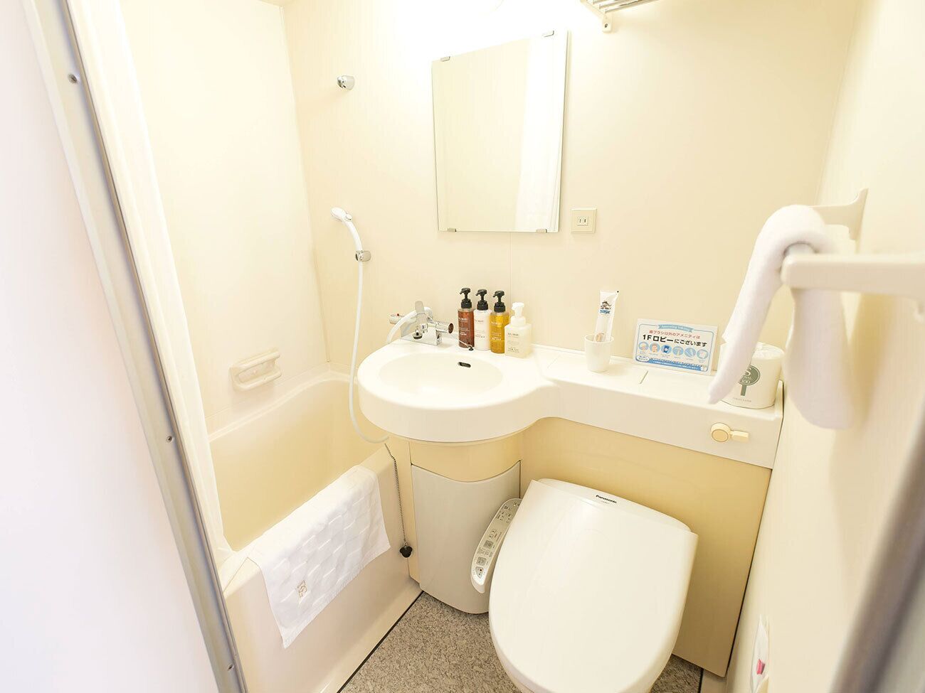 Une petite salle de bain avec un lavabo, des toilettes et un miroir.