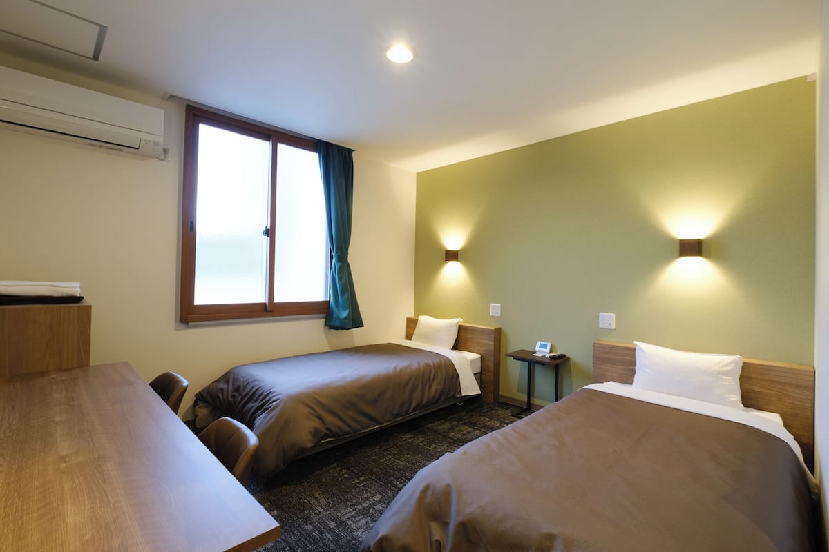 스탠다드 트윈룸, 금연 (B-SB,NS,With Shower Booth,East Wing) | 책상, 다리미/다리미판, 무료 WiFi, 침대 시트