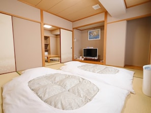 Quarto tradicional, para não fumantes (Japanese Style, 6+8 Tatami-mats) | Escrivaninha, ferros/tábuas de passar roupa, Wi-Fi de cortesia