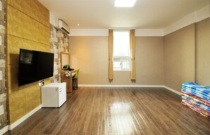 Desk, free WiFi - Chambord Hotel (Yeosu)