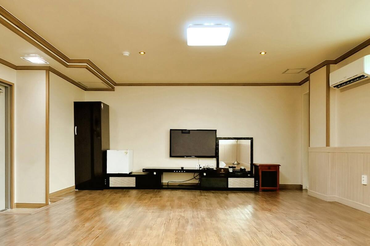 Traditional Room (Ondol) | Desk, free WiFi