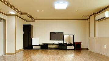 Traditional Room (Ondol) | Desk, free WiFi