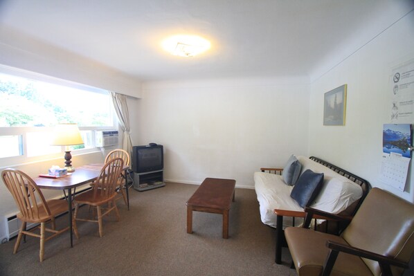 デラックス ルーム 1 ベッドルーム | リビング エリア | テレビ