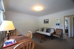 Deluxe-Zimmer, 1 Schlafzimmer | Wohnzimmer | Fernseher