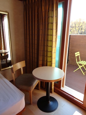 Quarto casal standard, terraço | Individualmente decorados, escrivaninha, cortinas blackout