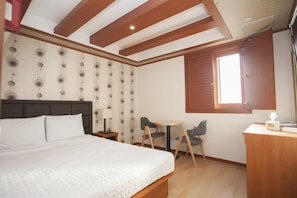 Quarto casal standard | Individualmente decorados, escrivaninha, cortinas blackout