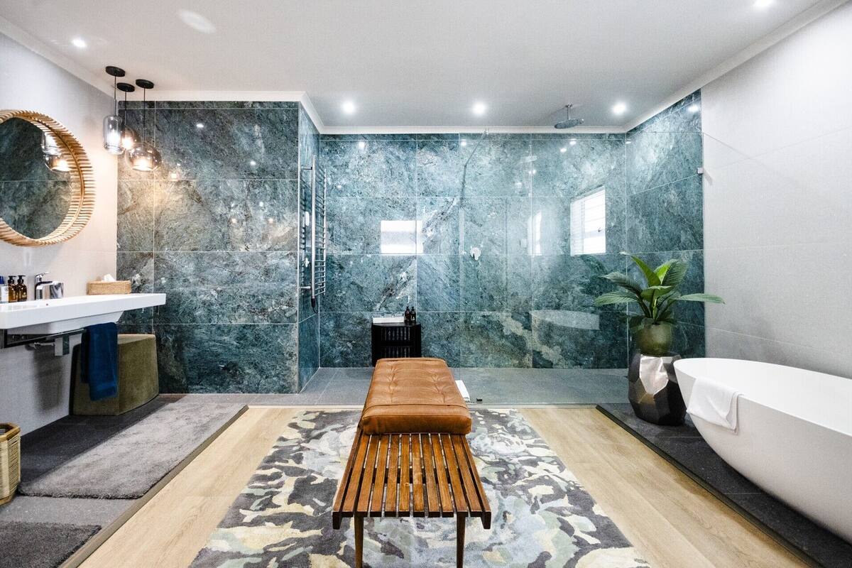 Ropa de cama de alta calidad, cubrecamas y minibar