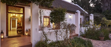 Historical Longhouse Garden Rooms