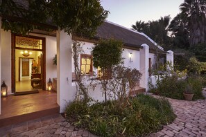 Historical Longhouse Garden Rooms | Free WiFi, wheelchair access - Yellow Aloe Guesthouse (Cederberg)